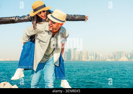 Multiracial beau jeune couple heureux d'amoureux voyageurs - touristes multiethniques voyageant dans le moyen-Orient et visitant le pays du golfe du Qatar. Doha Banque D'Images