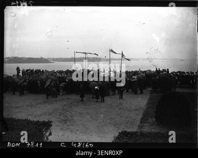 Une foule nombreuse se rassemble sur les quais de Terre-Neuvas en 1933 pour les célébrations du Grand pardon, participant au traditionnel festival maritime le long de la côte bretonne. Banque D'Images