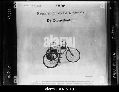 Un tricycle pétrolier de Dion-bouton datant de 1895 apparaît dans une photographie de presse de 1920. Le véhicule est présenté comme un des premiers ancêtres du transport motorisé, mettant en évidence l'ingénierie et la conception automobiles pionnières. Banque D'Images