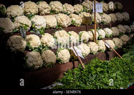 Têtes de chou-fleur fraîches disposées en rangées dans un marché de rue de Palerme en Sicile. Légumes biologiques, agriculture locale, alimentation saine et méditerranéenne d Banque D'Images