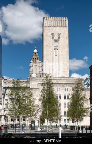 Le Georges Dock Building à Liverpool, en Angleterre, abrite également l'évent du tunnel Queensway à l'est. Le bâtiment et le tunnel ont été achevés en 1934 Banque D'Images