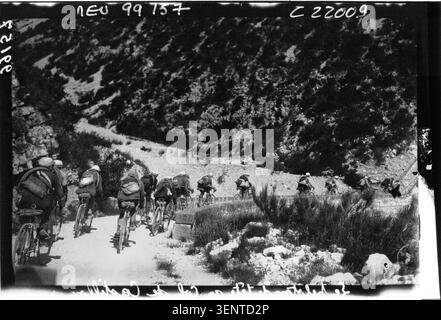 Le peloton monte le col de Castillan lors de l'étape du Tour de France 1922 de Toulon à Nice dans une photographie de presse de l'Agence de presse Meurisse, enregistrant des coureurs en formation sur une section montagneuse de la course à travers le sud de la France. Banque D'Images