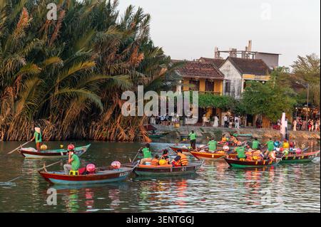 Hoi an est célèbre pour sa flottille nocturne de sampans (bateaux à fond plat) avec ses occupants lâchant de petites lanternes en papier flottantes colorées, chaque esprit Banque D'Images