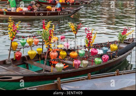 Hoi an est célèbre pour sa flottille nocturne de sampans (bateaux à fond plat) avec ses occupants lâchant de petites lanternes en papier flottantes colorées, chaque esprit Banque D'Images