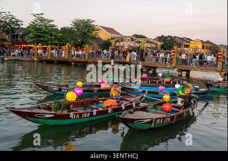 Hoi an est célèbre pour sa flottille nocturne de sampans (bateaux à fond plat) avec ses occupants lâchant de petites lanternes en papier flottantes colorées, chaque esprit Banque D'Images
