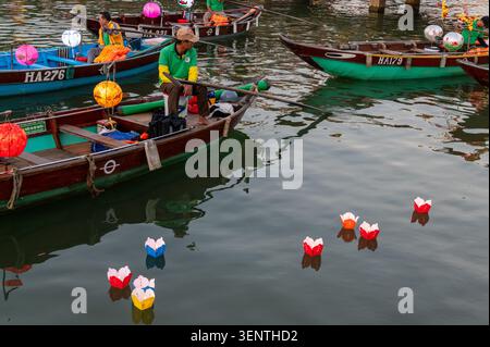 Hoi an est célèbre pour sa flottille nocturne de sampans (bateaux à fond plat) avec ses occupants lâchant de petites lanternes en papier flottantes colorées, chaque esprit Banque D'Images