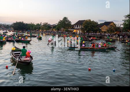 Hoi an est célèbre pour sa flottille nocturne de sampans (bateaux à fond plat) avec ses occupants lâchant de petites lanternes en papier flottantes colorées, chaque esprit Banque D'Images