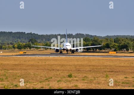 Ryanair Boeing 737-8AS EI-EGA circule à l'aéroport de Bournemouth. Banque D'Images