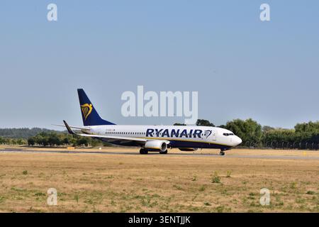 Ryanair Boeing 737-8AS EI-EGA circule à l'aéroport de Bournemouth. Banque D'Images