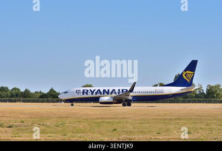 Le Boeing 737-8AS EI-EGA de Ryanair commence à décoller à l'aéroport de Bournemouth. Banque D'Images