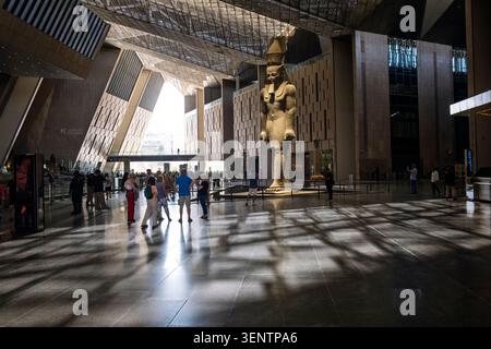 Statue de Ramsès II dans le hall d'entrée du Grand Musée égyptien, Gizeh, le Caire Banque D'Images