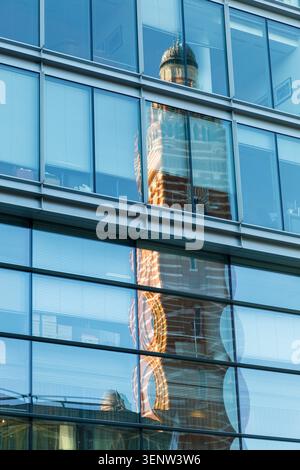 Reflet de la tour de la cathédrale de Westminster dans les fenêtres du centre commercial Cardinal place, Westminster, Londres, Angleterre, Royaume-Uni Banque D'Images