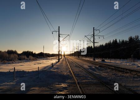 Coucher de soleil hivernal sur les voies ferrées. Banque D'Images