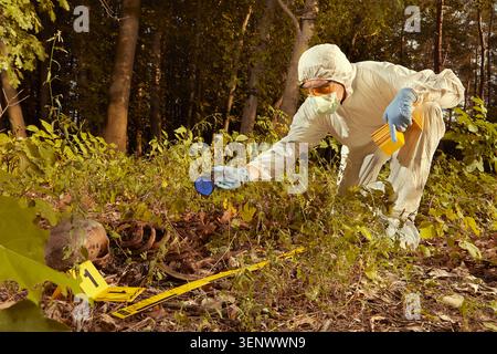 Restes humains plus âgés trouvés dans la forêt - collecte de squelette par la police Banque D'Images
