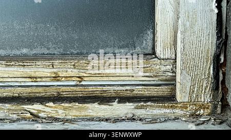 Gros plan du cadre de fenêtre altéré avec peinture pelable et détails de texture Banque D'Images