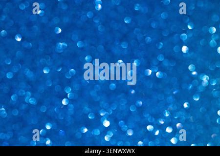 Fond Bokeh bleu éclatant avec motifs lumineux chatoyants Banque D'Images