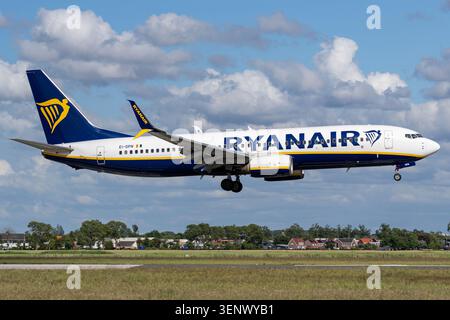 Irlandais Ryanair Boeing 737-800 immatriculé EI-DPN en finale courte pour la piste 18R (Polderbaan) de l'aéroport d'Amsterdam Schiphol Banque D'Images