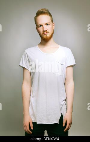 Jeune DJ posant pour un portrait personnel Banque D'Images