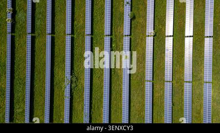 Une photo aérienne de panneaux solaires bien agencés dans un champ herbeux, mettant en valeur les infrastructures d'énergie renouvelable à Knottingley, au Royaume-Uni. Banque D'Images
