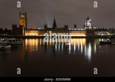 Chambres du Parlement illuminées la nuit Banque D'Images