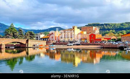 Vue panoramique de maisons colorées et d'un ancien pont en pierre à Bosa, Sardaigne, Italie Banque D'Images