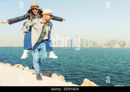 Multiracial beau jeune couple heureux d'amoureux voyageurs - touristes multiethniques voyageant dans le moyen-Orient et visitant le pays du golfe du Qatar. Doha Banque D'Images