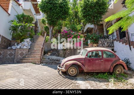 Puerto Vallarta Mexique, Volkswagen Beetle, voiture classique, automobile vintage, vieux véhicule, Volkswagen classique, transport rétro, peinture altérée, Residentia Banque D'Images