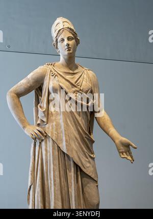Statue en marbre de la déesse Athéna, divinité protectrice d'Athènes, Louvre Abu Dhabi, eau Banque D'Images
