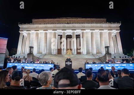 Washington, District de Columbia, États-Unis. 12 juin 2026. Le président de l'UFC, DANA WHITE, monte sur un podium alors que les combattants sont assis derrière lui pendant la conférence de presse de l'UFC Freedom 250 au Lincoln Memorial à Washington DC. (Crédit image : © Joey Sussman/ZUMA Press Wire) USAGE ÉDITORIAL SEULEMENT ! Non destiné à UN USAGE commercial ! Banque D'Images