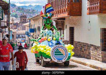 Cusco, Pérou - 23 mars 2025 : procession culturelle dans les rues de Cusco pendant la fête de Qhaswa Raymi Banque D'Images