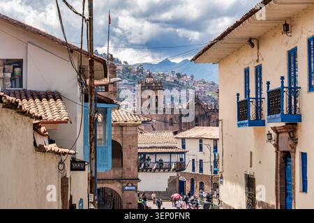 Cusco, Pérou - 23 mars 2025 : vue historique sur la rue menant à la cathédrale de Cusco au Pérou. Banque D'Images