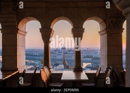 Budapest, Hongrie offre une vue imprenable depuis le Bastion des pêcheurs. Banque D'Images