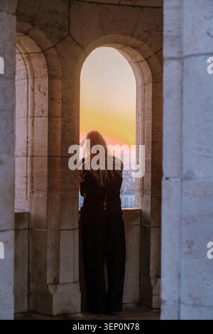 Budapest, Hongrie offre un coucher de soleil à couper le souffle vu du Bastion des pêcheurs. Banque D'Images