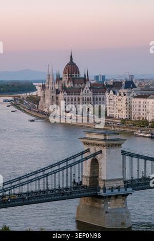 Budapest, Hongrie offre une scène à couper le souffle du Pont des chaînes illuminé contre le coucher du soleil. Banque D'Images