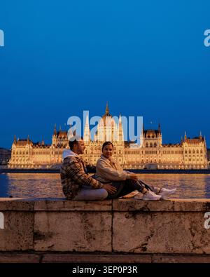 Budapest, Hongrie offre un cadre pittoresque pour les couples qui profitent d'une soirée romantique au bord du Danube. Banque D'Images