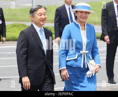 Tokyo, Japon. 13 juin 2026. L'empereur japonais Naruhito (à gauche) et l'impératrice Masako (à droite) marchent vers l'avion du gouvernement japonais alors que l'empereur et l'impératrice partent pour les pays-Bas à l'aéroport international de Tokyo le samedi 13 juin 2026. Un couple royal japonais visitera les pays-Bas et la Belgique du 13 au 26 juin. (Photo de Yoshio Tsunoda/AFLO) Banque D'Images