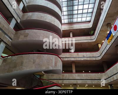 Escalier en colimaçon. Bâtiment de bibliothèque d'architecture intérieure. Balcon intérieur. Université technique d'Ukraine ou Institut polytechnique de Kiev. Escaliers dans la bibliothèque. Ukraine, Kiev - 11 juin 2025 Banque D'Images