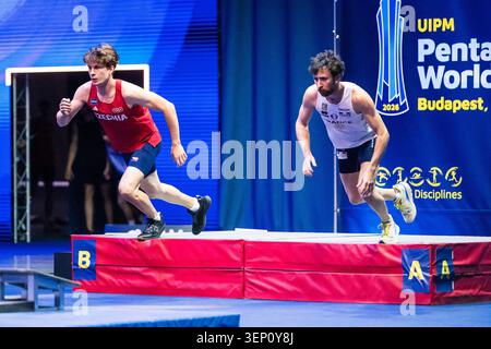 Tchèque Matej Lukes (à gauche) lors des demi-finales masculines de la 3e Coupe du monde de Pentathlon moderne à Budapest, Hongrie - pentathlète moderne, 12 juin 2026 ( Banque D'Images
