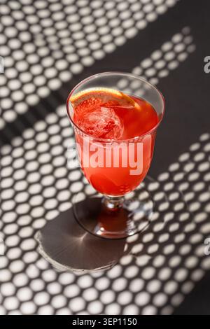Cocktail de pamplemousse avec de la glace dans l'ombre dure Banque D'Images