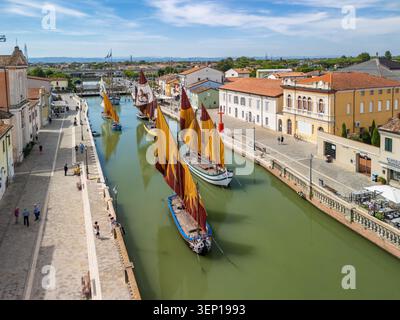 Vue aérienne des voiliers historiques dans le canal portuaire de Cesenatico, Italie Banque D'Images