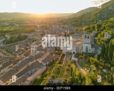 Vue aérienne de la ville historique de Gubbio au coucher du soleil en Ombrie, Italie Banque D'Images