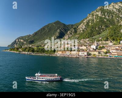 Vue aérienne de Limone sul Garda sur le lac de Garde dans les Alpes italiennes Banque D'Images
