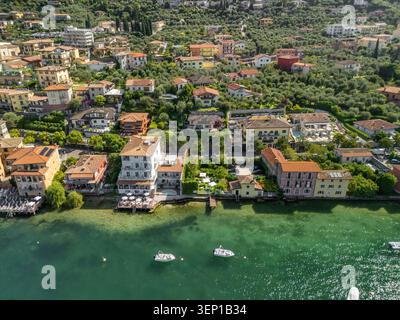 Vue aérienne du front de mer et des bâtiments à Malcesine, lac de Garde, Italie Banque D'Images