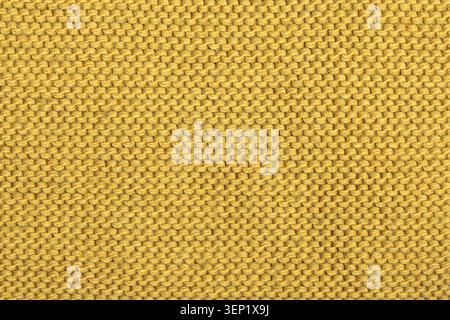 Macro horizontal pleine trame texture de fond du motif détaillé de tissu tricoté jaune moutarde en laine en gros plan Banque D'Images