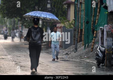 Siliguri, Bengale occidental, Inde. 13 juin 2026. Une fille marche avec un parapluie pendant la pluie à Siliguri. (Crédit image : © Diptendu Dutta/ZUMA Press Wire) USAGE ÉDITORIAL SEULEMENT ! Non destiné à UN USAGE commercial ! Banque D'Images