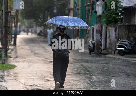 Siliguri, Bengale occidental, Inde. 13 juin 2026. Une fille marche avec un parapluie pendant la pluie à Siliguri. (Crédit image : © Diptendu Dutta/ZUMA Press Wire) USAGE ÉDITORIAL SEULEMENT ! Non destiné à UN USAGE commercial ! Banque D'Images