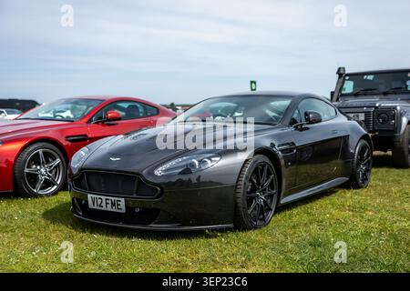 Aston Martin V12 Vantage S, exposé lors du Bicester Motion Scramble organisé le 28 avril 2026. Banque D'Images