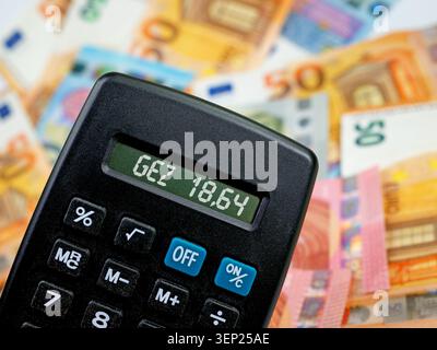 Calculatrice de poche avec le mot “GEZ” sur l’écran Banque D'Images