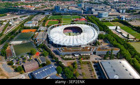 Vue aérienne par drone montrant le MHPArena Stuttgart et le musée Mercedes-Benz avec le complexe Neckar visible, Allemagne Banque D'Images