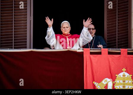 Le pape Léon XIV salue les fidèles depuis le balcon de la résidence épiscopale du quartier gothique de Barcelone, le premier jour de sa visite dans la capitale catalane. Banque D'Images